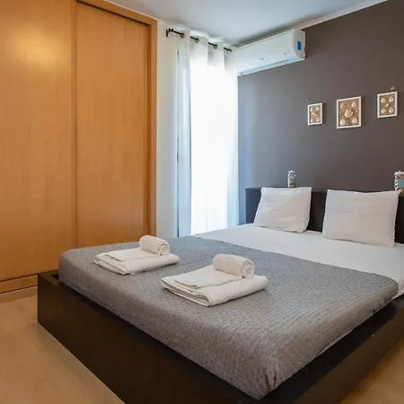 2bdr W/ Ac & Balcony By Lovelystay *