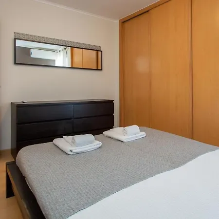 2bdr W/ Ac & Balcony By Lovelystay Apartment