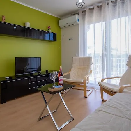 Apartment 2bdr W/ Ac & Balcony By Lovelystay